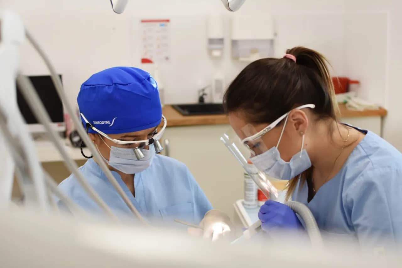 Leczenie kanałowe czy ekstrakcja zęba? Decyzja dla zdrowia i portfela