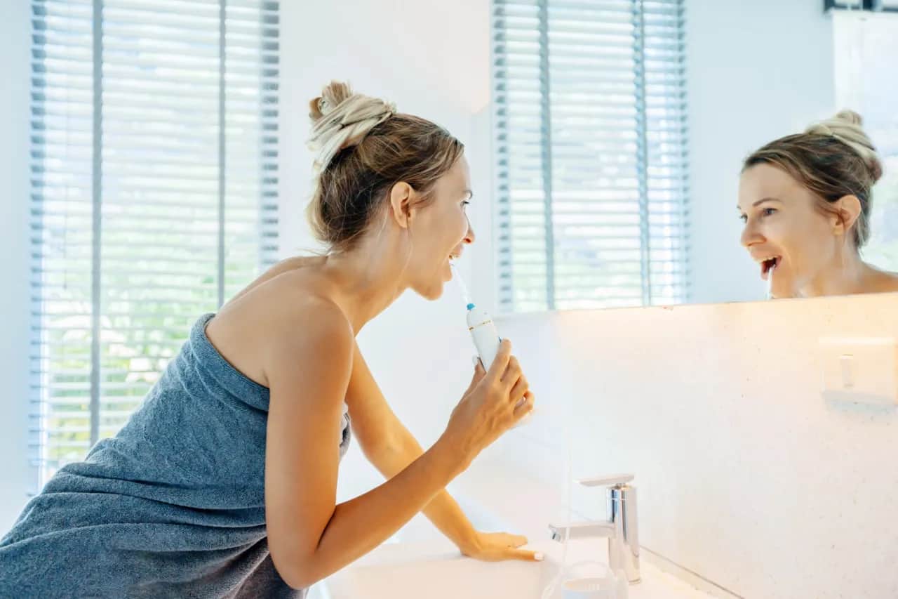 Kiedy płukać usta? Nie po myciu zębów! Fluor potrzebuje czasu